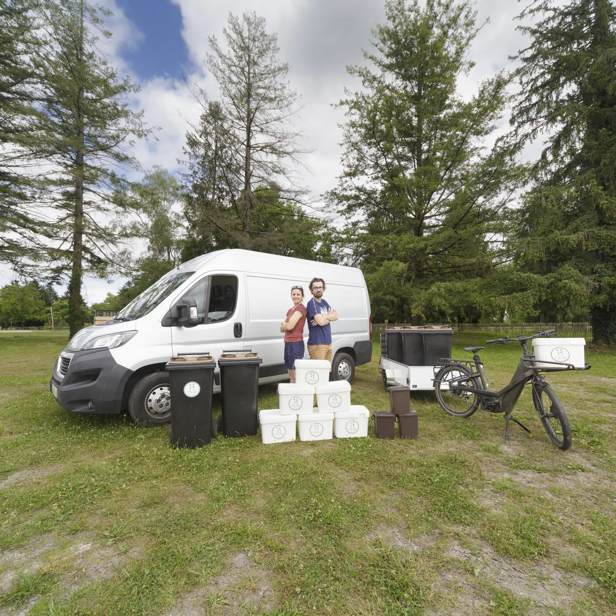 L'équipe Graines de Compost devant son camion de collecte, son vélo-cargo et ses bacs