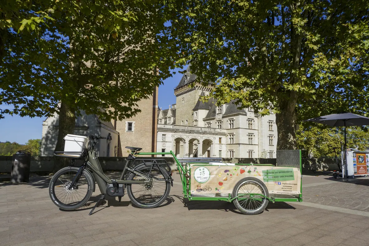 Le vélo-cargo Graines de Compost stationné devant le château de Pau