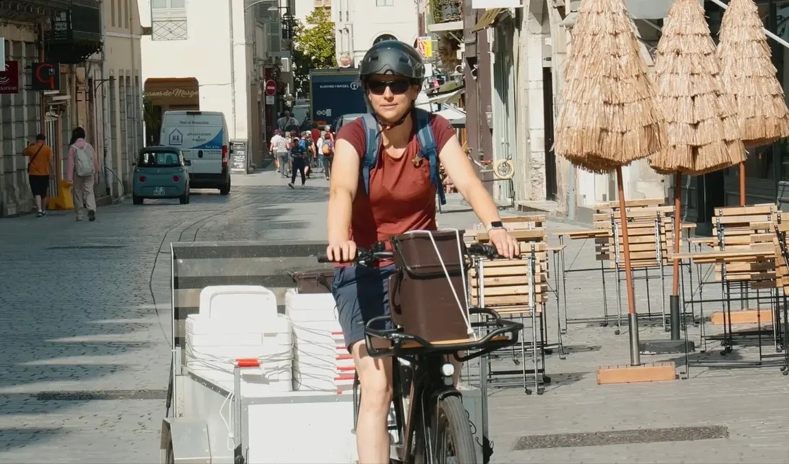 Collecte en vélo-cargo Graines de Compost dans une rue du centre-ville de Pau